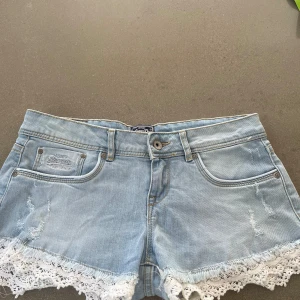 Lågmidjade jeansshorts  -  Säljer det så otroligt snygga lågmidjade jeans shortsen då de tyvärr var för stora för mig ❤️ Midjemåttet är 38 tvärsöver. Skriv innan du köper. Tveka inte om du har några frågor❤️ kan byta mot andra saker också