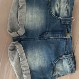 Shorts  - Snygga blåa jeansshorts. Säljer då de va lite små på mig.