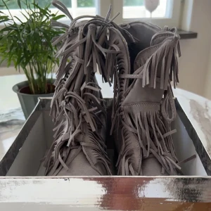 Skor - It runs small in size so I would suggest to people with size 39