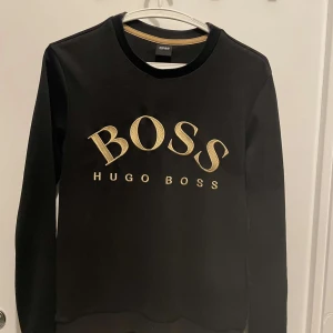 Sweatshirt från boss - Säljer en jätte fin sweatshirt från Hugo boss som är äkta, modellen på tröjan har slutat produceras och säljas så den är vädligt sällsynt, inga defekter eller tecken på användning. 