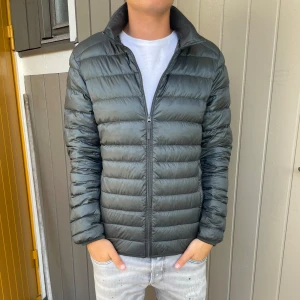 Uniqlo jacka  - Grymt skick o super snygg 🤩  Hör av dig vid minsta lilla fundering 💭 