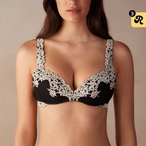 Intimissimi bh - Säljer min vita och svarta Intimissimi bh, bra skick❤️