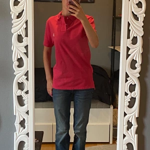 Polo Ralph Lauren - En helt ny, utan prislapp, pikétröja från  Ralph Lauren. Står S i tröjan, men skulle säga att den passar XS. Tröjan är helt oanvänd, endast prövad.