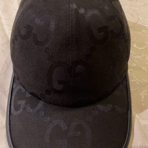 Gucci keps jumbo svart  - Hej säljer min Gucci keps jumbo svart. (äkta) har tröttnat på den så vill köpa en annan kan bytas mot en blå Gucci keps canvas ( har ej använt den mycke då har sparat ut håret Max använt 5-9 gånger )