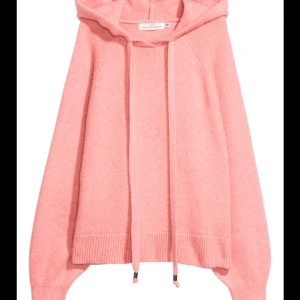 Rosa hoodie från H&M - Säljer en superfin rosa hoodie från H&M:s L.O.G.G.-kollektion. Den är i storlek XS/S och har en mysig luva med långa snören. Tröjan är stickad och har ribbade muddar vid ärmslut och nederkant. Perfekt för en chill dag eller en mysig höstkväll! 💖