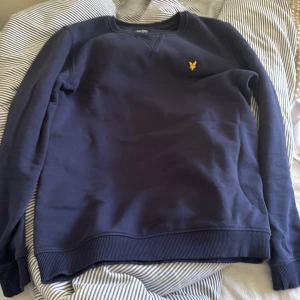 Lyle & Scott Sweatshirt  - Säljer en sweatshirt från Lyle & Scott med inga defekter. Skick 10/10 och använt mycket fåtal gånger