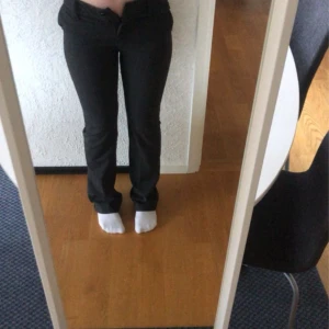 Vintage kostymbyxor  - Snygga vintage kostymbyxor från Hm! De har coola detaljer och är low/mid waist 🖤 De är i mycket fint skick och har inga defekter. Jag är 165