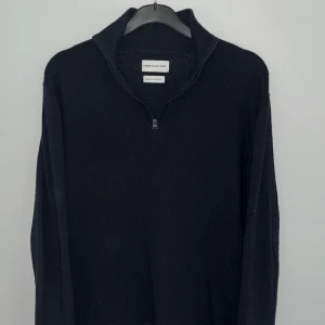 These Glory Days halfzip - Skick 10/10 inga defekter på tröjan den är använd ett fåtal gånger och jag säljer den pågrund av lite användning. Tröjan är i storlek M men passar även S då jag själv använder S Köpt på volt  Nypris 1099kr