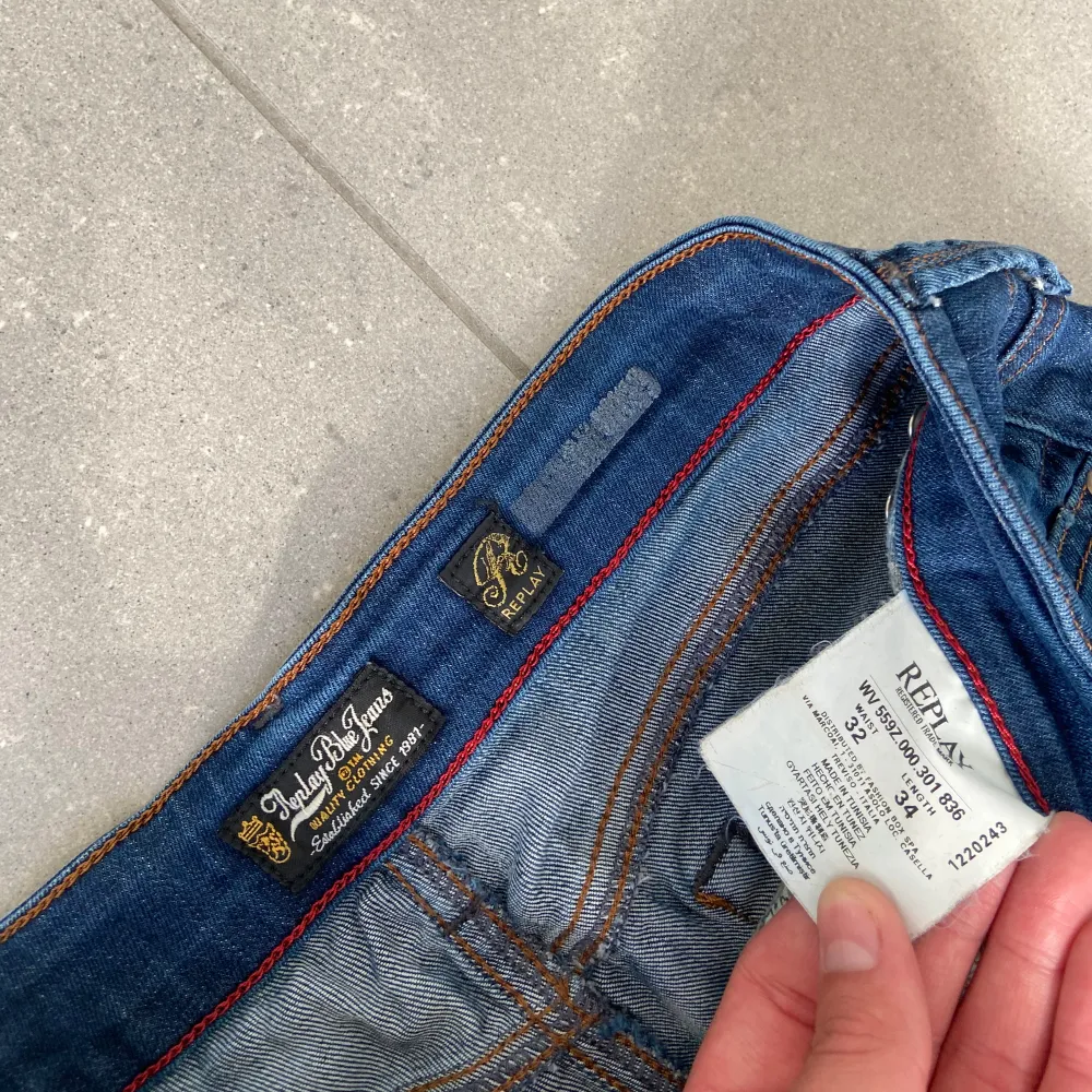 Säljer nu dessa mörkblå replay jeans, skriv för fler bilder/frågor🙌🏼. Jeans & Byxor.