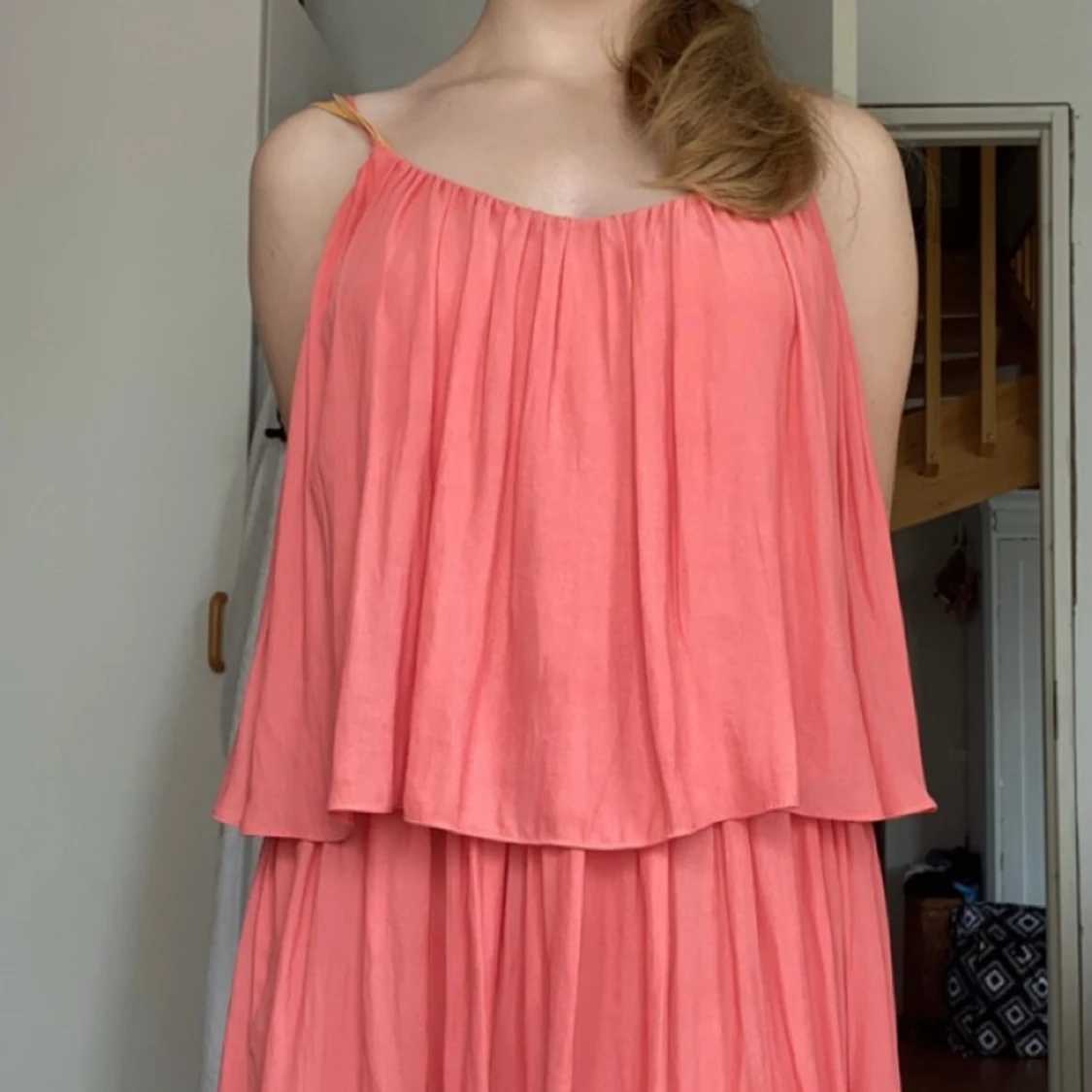 Korallfärgad ärmlös klänning