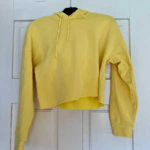 Gul hoodie  - Fint skick men väl använd. Något kort i modellen annars normal storlek 