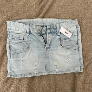 Ljusblå jeanskjol - Jättesnygg jeanskjol som tyvärr är för liten för mig. Köpt här på Plick och bilderna är lånade. Midjemått: 38 cm läng: 28 cm🩷