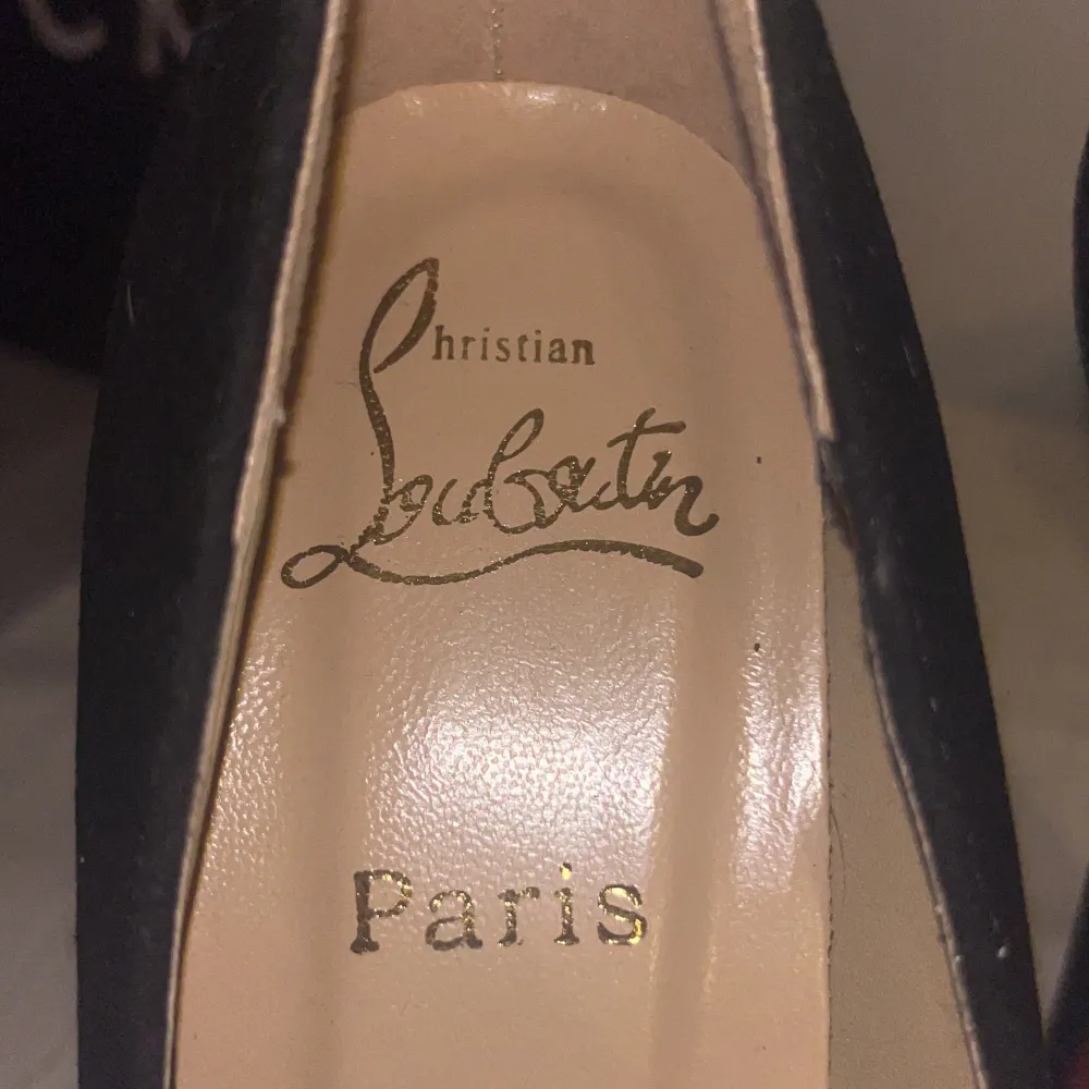 Säljer ett par eleganta svarta pumps från Christian Louboutin. Skorna är i mocka med den ikoniska röda sulan. De har en hög klack och rund tå. Ser nästan helt nya ut och är inga fel på dem. Säljer då dem inte passar längre😔inget kvitto däravlågtpris. Skor.