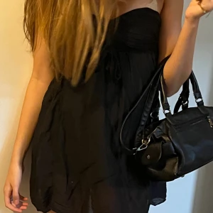 Strapless klänning  - Super söt trendig strapless klänning. Den har knytband så man kan knyta antingen där fram eller där bak🎀 står ej storlek men skulle nog passa XS-M. Pris kan diskuteras