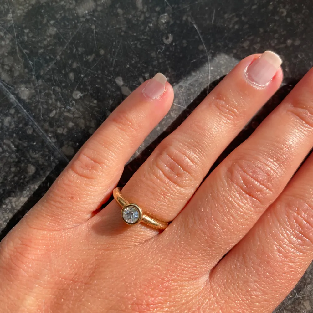 Guldfärgad ring, ungefär 1,6cm i diameter. Fint skick men lite repig, se bild!. Accessoarer.