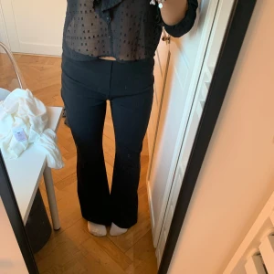 Kostymbyxor - Fina lågmidjade kostymbyxor. Använda ca en gång och är osäker på vart de är ifrån då lappen är borta🤍