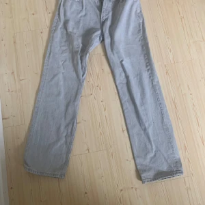 💗Oanvända gråa jeans💗 - Dessa oanvända jeans från Gina tricot är midwaisted, perfekt längd, kanske lite långa(själv är jag 165). 