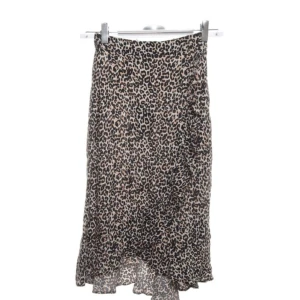 Fin leopard kjol🐆 - Säljer denna snygga leopard kjol pågrund av att den är för liten. Den är i jätte bra skick💕