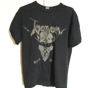Venom black metal t-shirt  - Venom tröja i bra skick med tryck på både fram och baksida💕   Skriv om du har några frågor🌸