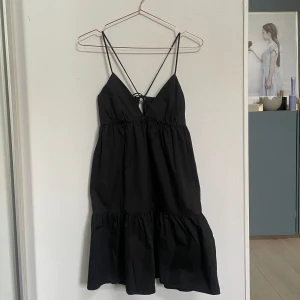 Zara klänning - En volang klänning från Zara i mycket bra skick.