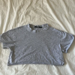 Grå magtröja  - Grå magtröja från Bikbok i storlek XS den är i bra skick och knappt andvänd