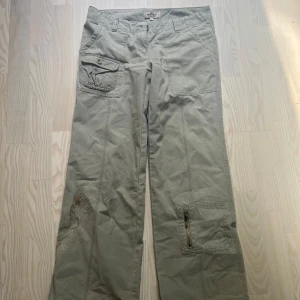 Y2K baggy byxor  - Jättesnygga cargobyxor som tyvärr är för stora för mig. Har bara använts några gånger och har ganska baggy passform. Hör av dig om du har frågor💕
