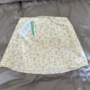 Kjol - Säljer denna blommiga kjol från Gina då den aldrig har kommit till användning💞Helt ny och prislappen sitter kvar  Orginalpris : 299kr