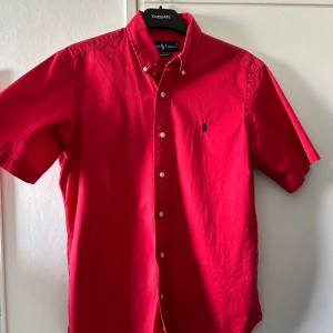 Ralph lauren piké röd storlek S - En vintage ralph lauren piké som är använd nån gång men mycket bra kvalitet. 