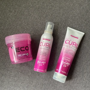 Oanvända crul produkter - Helt oanvända curlprodukter ”curl och wave styling gel”, ”Hold &Body foaming mousse” och ”Soften & Shape curl lotion. Min kille köpte fel därför säljer jag vidare. Säljes tillsammans