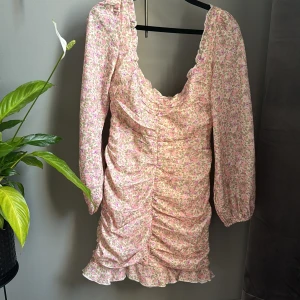 Klänning  - Fin klänning som är nästintill oanvänd Strl S passar XS med !