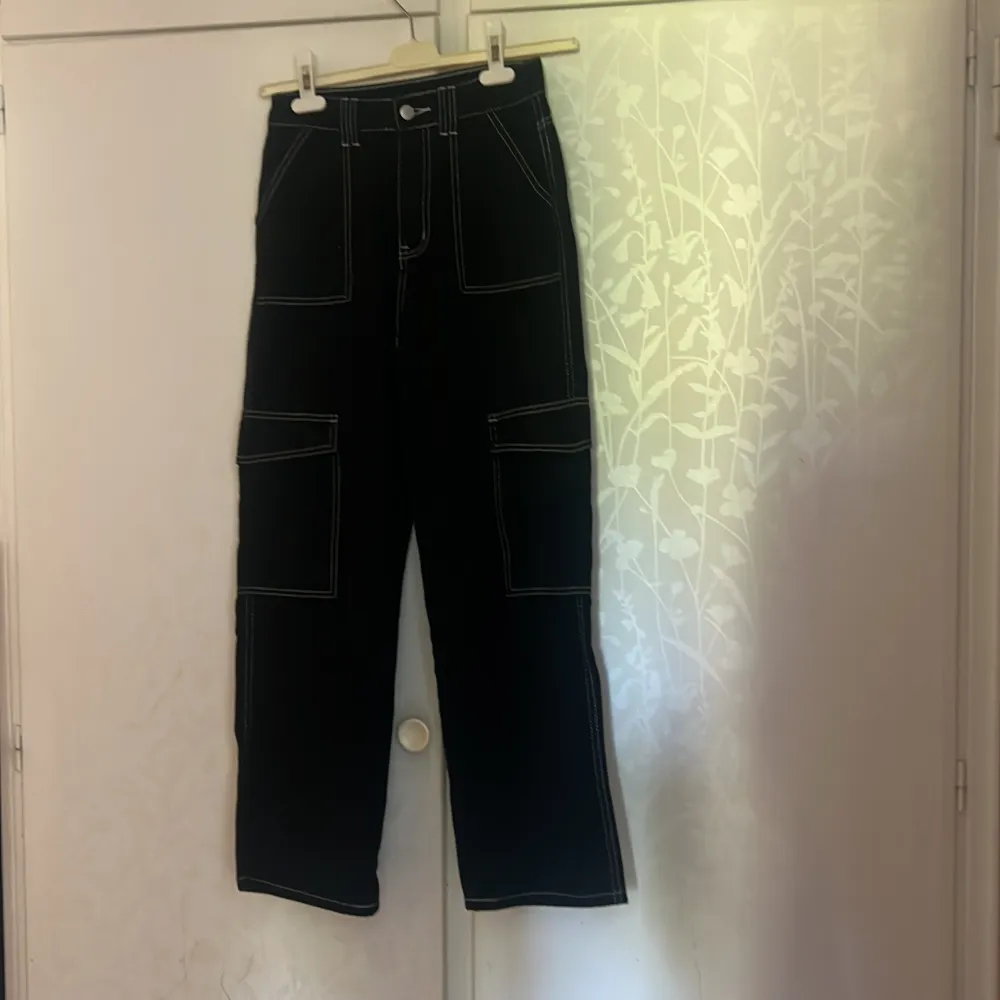  Cargo jeans i färgen Svart som är detaljerat med vitt ifrån SHEIN. Jeans & Byxor.