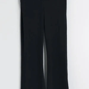 Yoga pants - Dessa yoga pantsen är är i storlek 158/164, jag säljer dessa yoga pantsen eftersom att jag har väldigt många par yoga pants! Dessa fungerar både som en pyjamas och även som byxor att ha på sig på vardagen! Kontakta mig på plick om ni är intresserade!