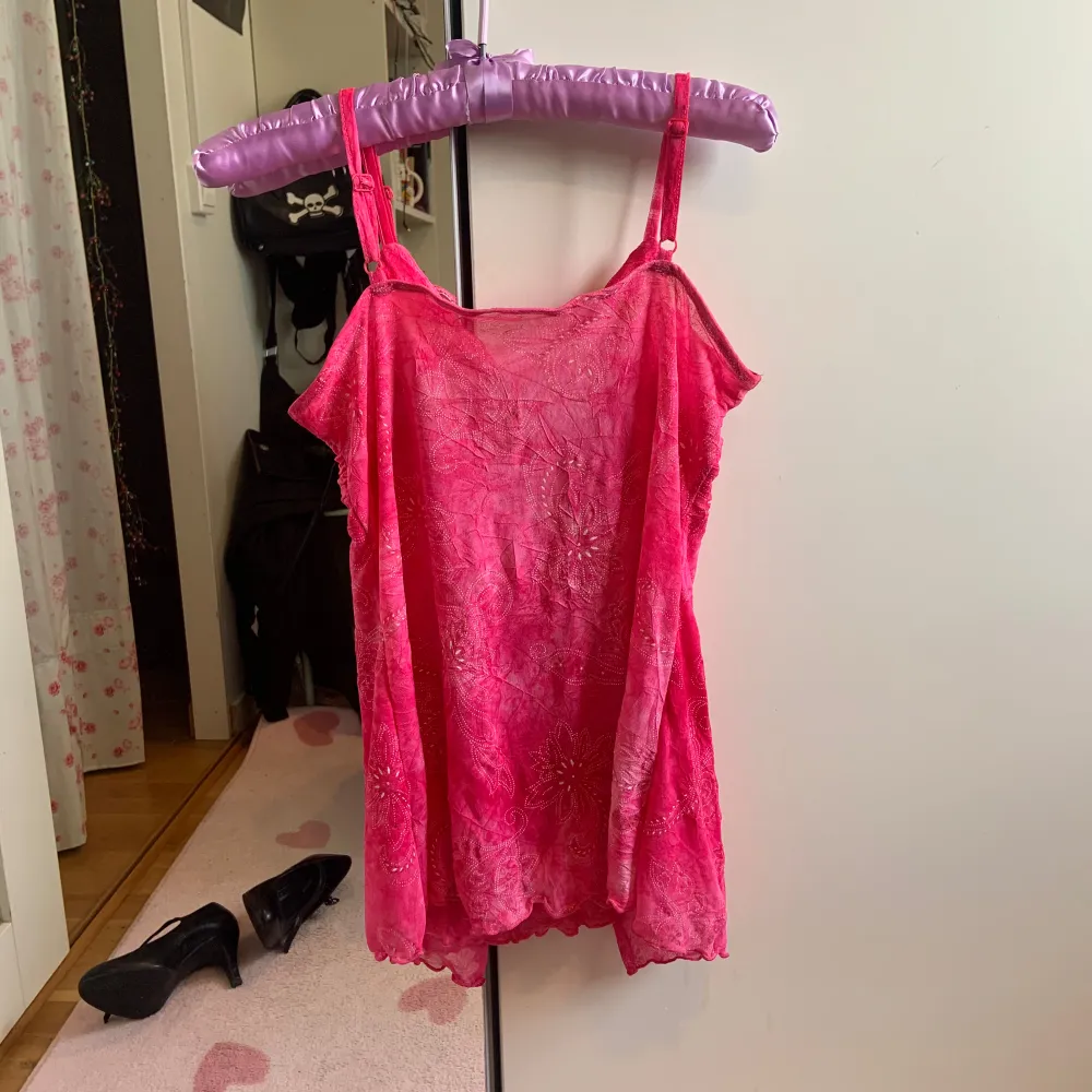 Så fint rosa linne med glitterdetaljer!!! Säljer då den inte kommit till användning. Bra skick förutom att den har små svarta fläckar som funnits sen jag köpte den💕💕. Toppar.