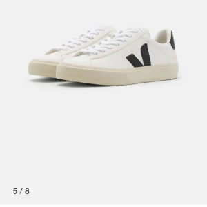 Veja skor  - Säljer dessa populära skor då jag inte använder dom längre. De är väl använda men fortfarande snygga! Har slitningar däravpriset men går säkert att fräscha upp dom mer om man tvättar dom. 