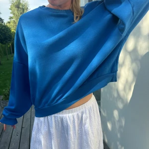Sweatshirt  - Jätteskön blå sweatshirt i storlek M/L🫐🦋