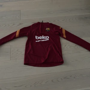 Barcelona tränings tröja! - En helt ny barcelona långärmad träningströja från år 2020. Passar i skolan på fotbollsplanen och i sort sätt överallt. Tröjan är i storlek XS-S (Äkta) priset är inte hugget i stenen.