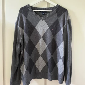 Tjocktröja - Vintage Tommy Hilfiger tröja. Gott skick!
