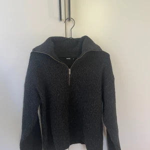 Stickad halv zip tröja  - Säljer denna stickade tröja från bik bok i storlek XS