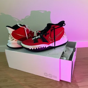 Kyrie 7 - This is a buy ”By you” produkt, one of a kind.  Storlek 40 EU, mycket fint skick och rengjorda. Originalkartong och har en liten brist (sista bilden) och lätt använd. Priset kan definitivt pratas om