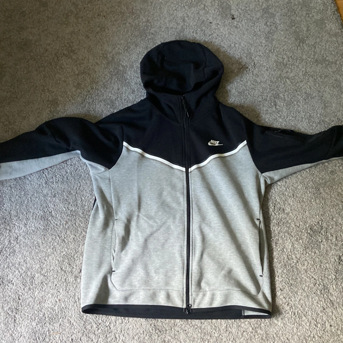 NIKE TECH GRÅ/SVART M/L