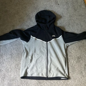 NIKE TECH GRÅ/SVART M/L - Använder inte längre pga att det är för stor. Annars väldigt bra skick. Kan gå ner i pris vid snabbt köp 