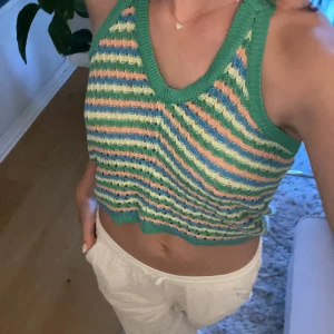 Somrig halterneck topp från stradivarius 💛 - Färgglad halterneck topp från stradivarius, bra skick, endast använd ett fåtal ggr, pris går absolut att diskutera ☺️🌸