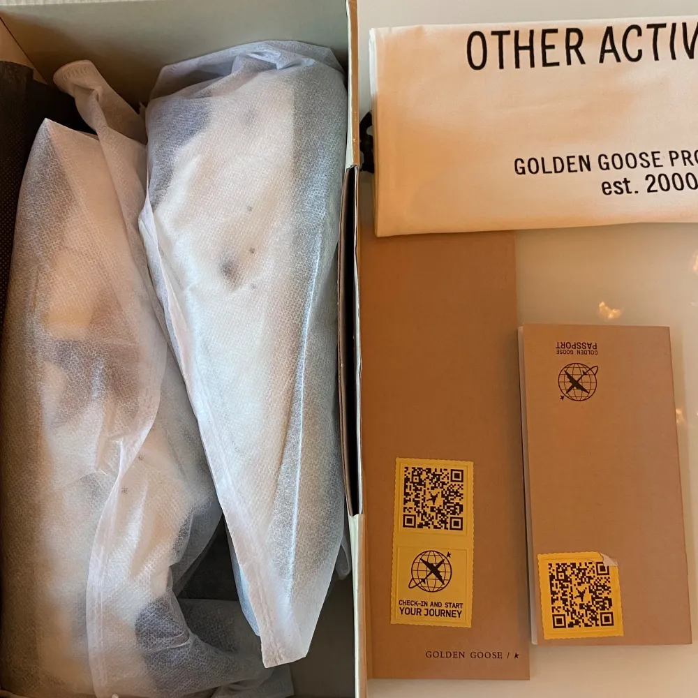 Tja, säljer dessa helt nya och tvär snygga golden goose, ALDRIG använda! Allt og medföljs, dustbag, påsar till skorna, tags (allt på bild 4’a). Ordinarie pris 6000kr Skriv vför frågor och funderingar!!. Skor.