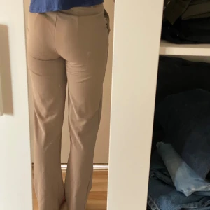 lågmidjade kostymbyxor  - lågmidjade beige kostymbyxor 100kr🩷