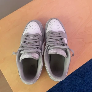 Nike dunk gray fog - Säljer dessa as feta Nike dunk grey fog. Köp från Merchsweden för 2299kr mitt pris 499. Skicket är 8/10 De är inte creased. De har en liten fläck som sitter på insidan av skon inget man ser. Tvättar innan jag skickar de😊