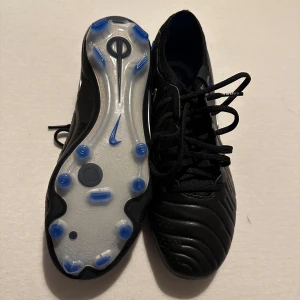 Nike tiempo elite fotbollsskor - Nike tiempo elite fotbollsskor strl 39, aldrig använda då det inte var min passform.  Kan gå ner i pris vid snabb affär 