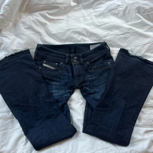 Diesel jeans - Svin snygga mörkblå jeans från märket diesel. Sprätta där nere för att få dom lite längre🍋‍🟩🪩🍸