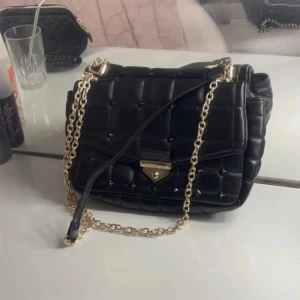 missäy väska - fin väska från missäy, fint skick saknas dock en tagg men absolut inget som tänks på🩷