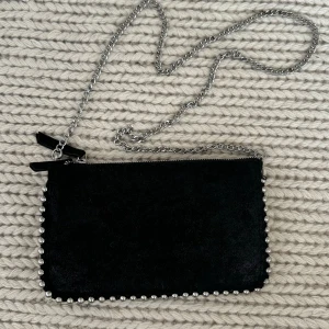 Zara väska  - Säljer denna fina väska som inte kommer till användning, använts fåtal gånger så väskan är som ny💗💗