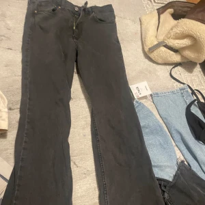 Bootcut jeans - Bootcut highwaist flared jeans i strlk 38. Säljer pga de inte passaf mig längre